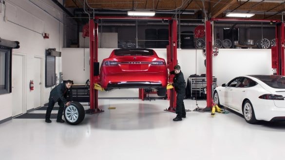 Tesla nenaštve zákazníky, kteří mají auto v servisu. Tohle měla udělat už dávno
