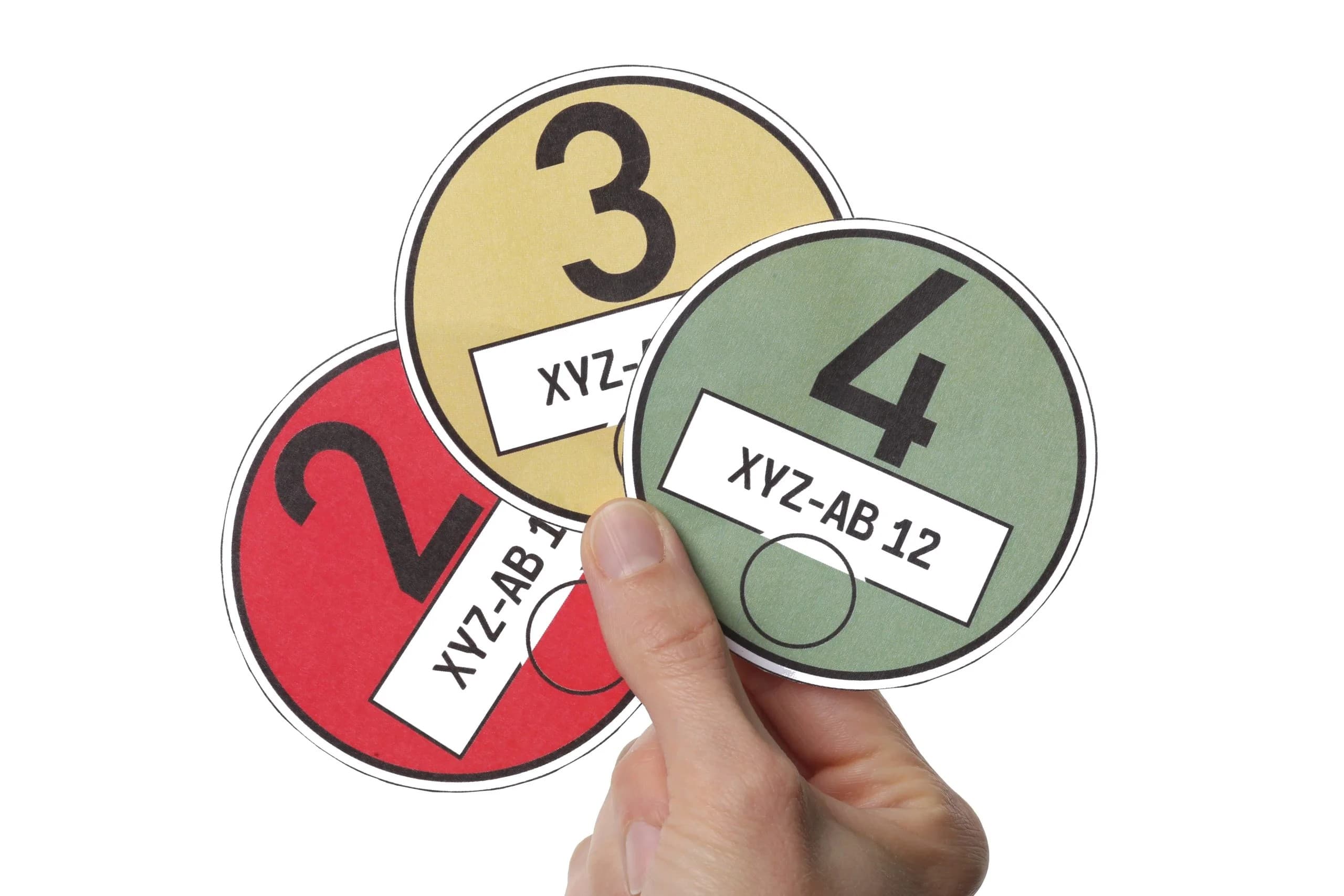 Umweltplakette je malý barevný štítek na čelním skle vozidla označující, jakou emisní třídu auto splňuje a zda může vjet do tzv. ekologických zón v německých městech | Zdroj: Ekoplaketa.cz