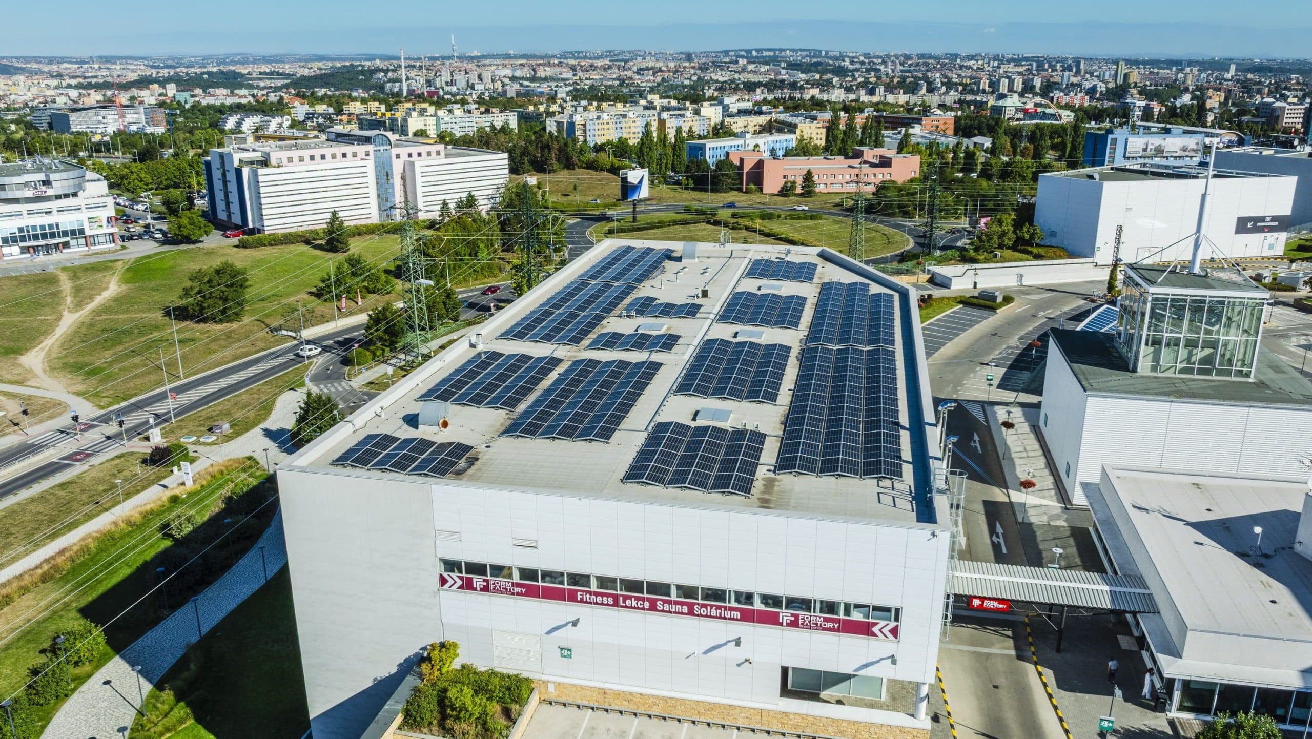 Extra lehké fotovoltaické moduly lepené přímo na střešní krytinu | Zdroj: ČEZ ESCO
