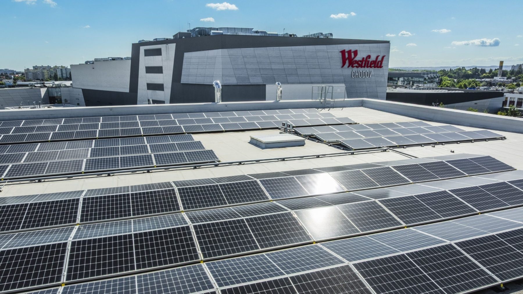 Fotovoltaické panely na střeše obchodního centra Westfield Chodov v Praze | Zdroj: ČEZ ESCO
