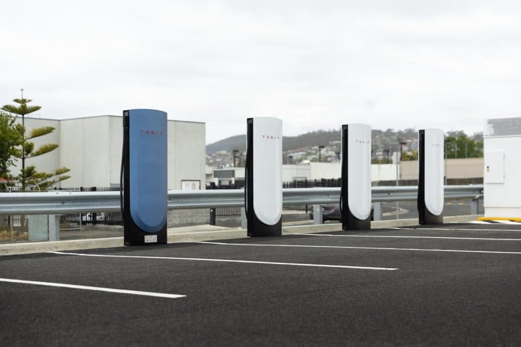 Nabíjecí stanice Tesla Supercharger V4 s pořadovým číslem 75000 | Zdroj: Tesla Charging