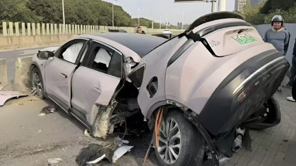 Děsivá nehoda elektromobilu. Skončil na dva kusy, posádce se nic vážného nestalo