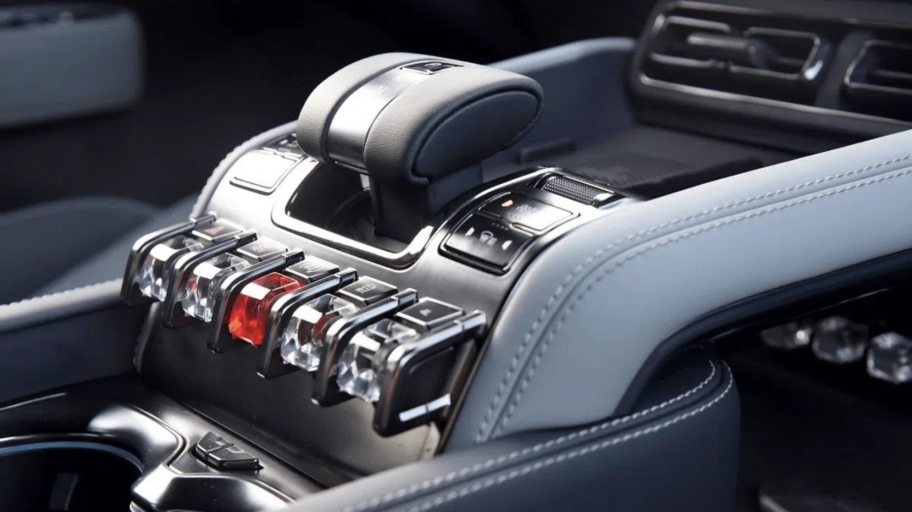 Fyzická tlačítka v BYD Fang Cheng Bao Bao 5 | Zdroj: BYD