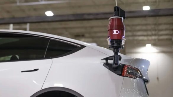 Číňané na to kápli. Nabíjecí kabel na parkovištích umisťují do stropu