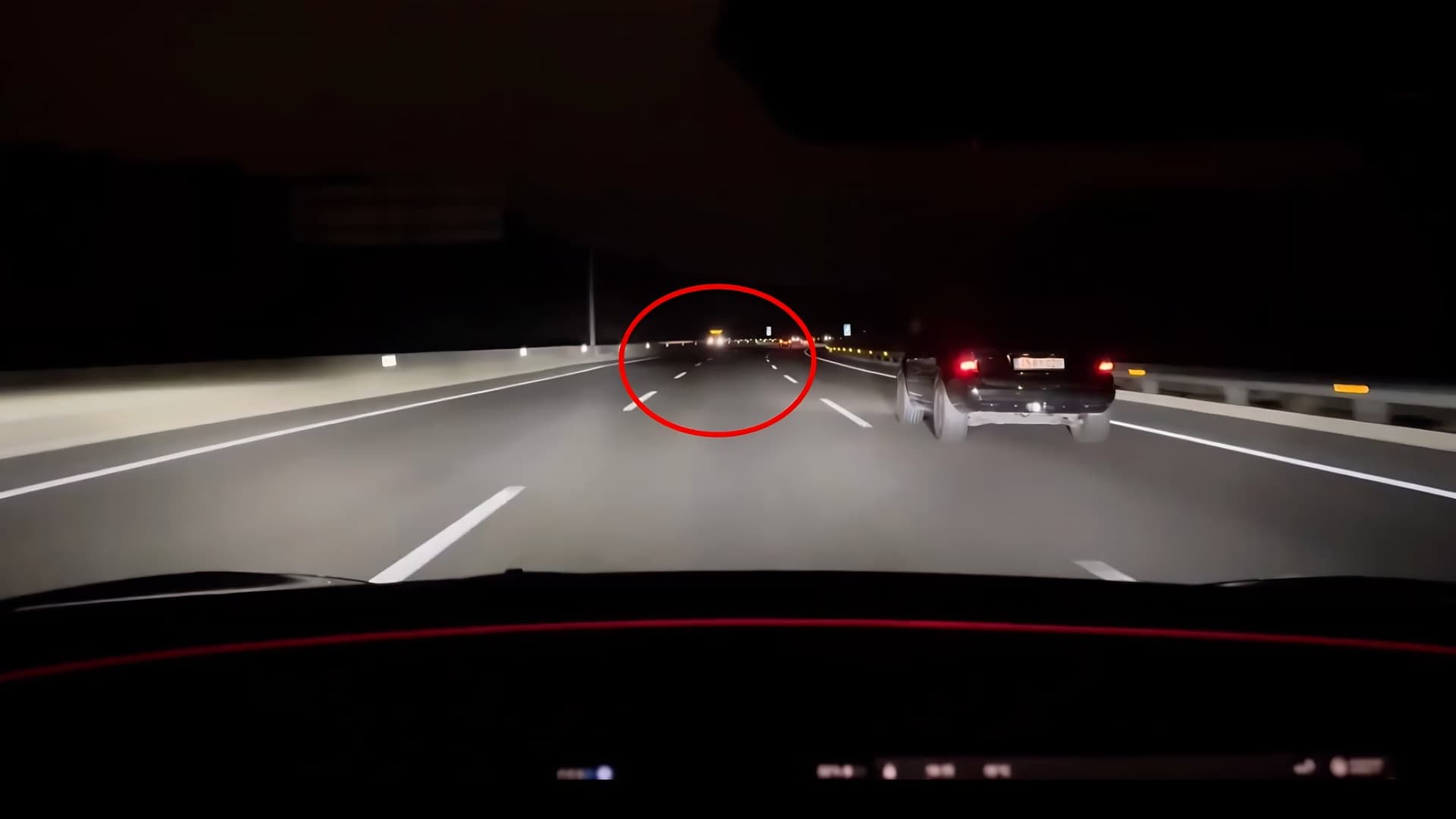 Aktivované adaptivní světlomety Matrix Headlight | Zdroj: u/ObjectiveScratch / Reddit