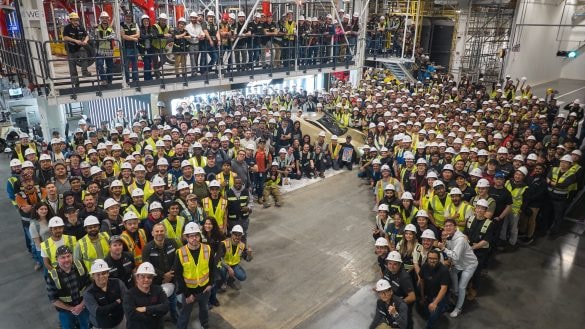 Nová éra robotaxi začíná. Autonomní Tesla Cybercab sjíždí z výrobní linky v Texasu