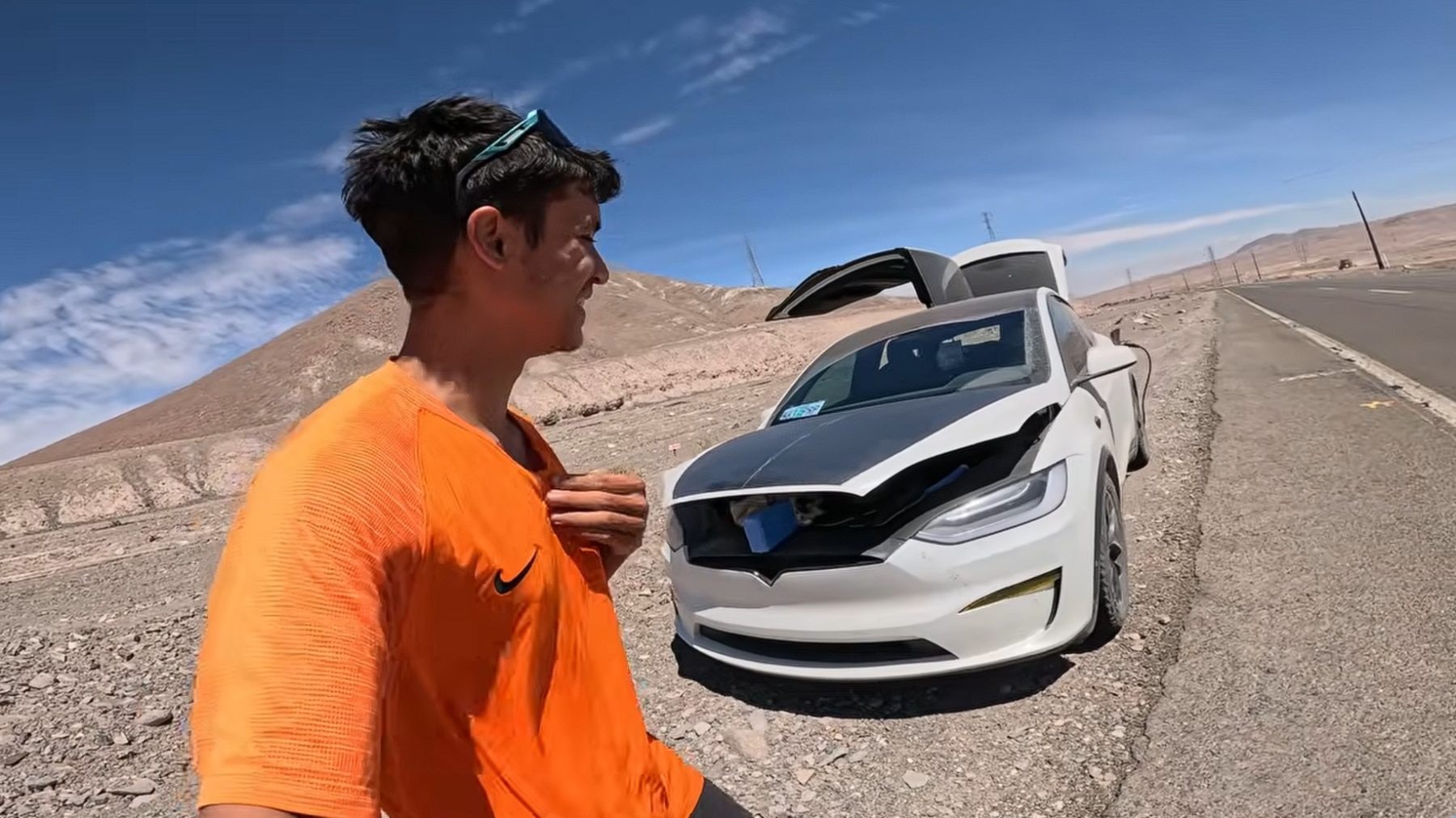 Při uváznutí v poušti udržel Teslu Model X v chodu přídavný solární panel | Zdroj: Everyday Sandro / YouTube
