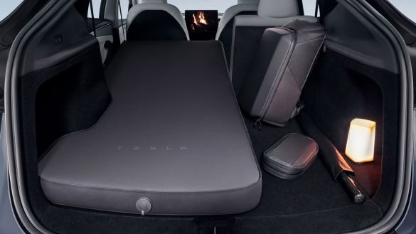 Tesla začíná prodávat jednolůžkovou nafukovací postel pro Model Y