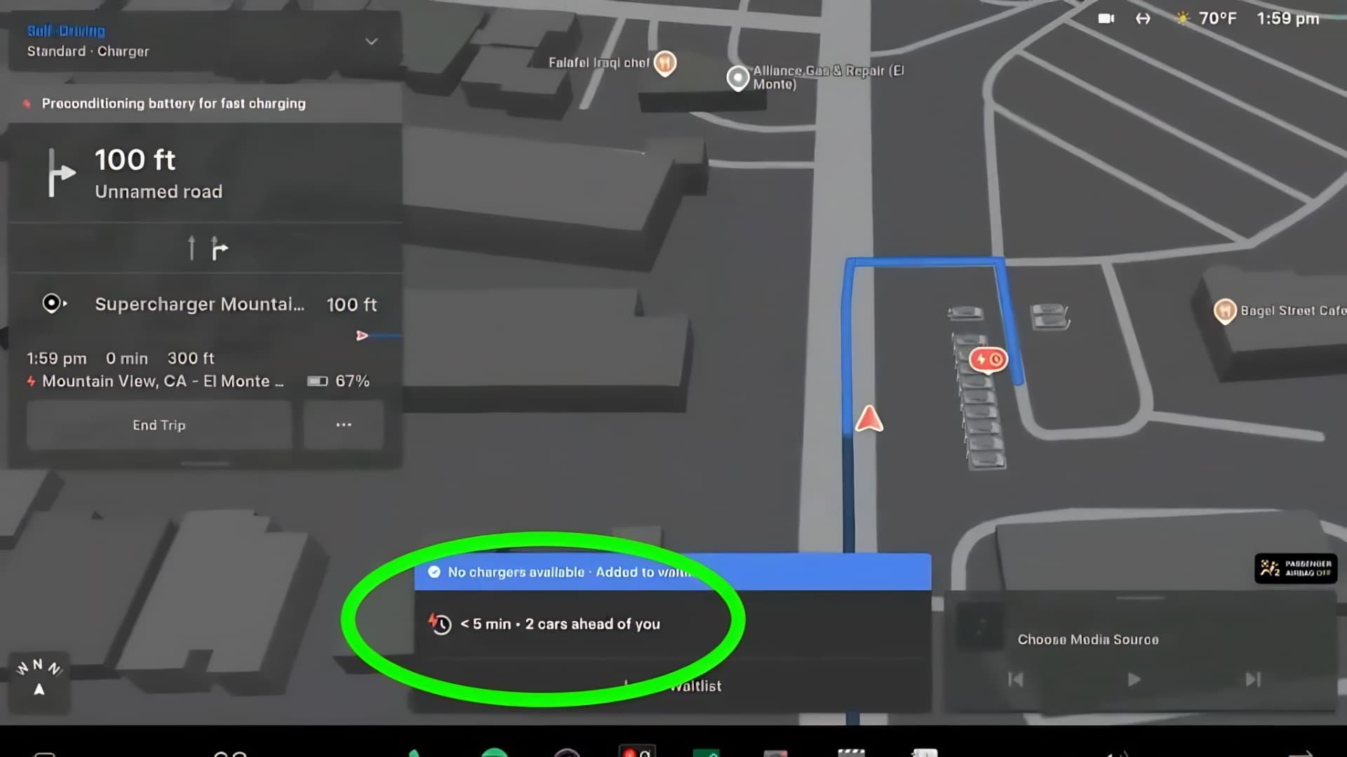 Systém během navigování na Supercharger upozorní řidiče, že je ve virtuální frontě | Zdroj: Tesla