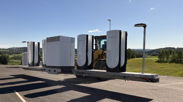 Skládací Supercharger v Evropě: Tesla zrychluje a zlevňuje výstavbu nabíjecí sítě