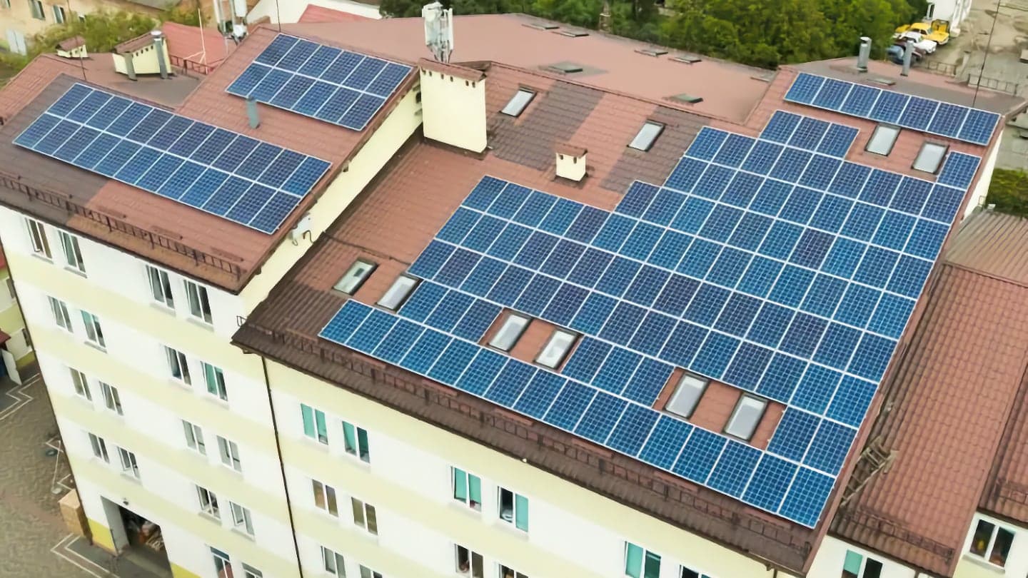 Fotovoltaické panely na bytovém domě | Zdroj: EnergoSolar