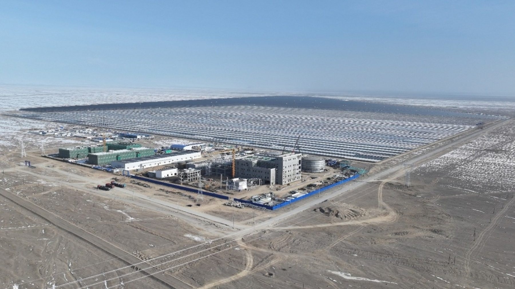 Hybridní solární elektrárna Hami v poušti Gobi | Zdroj: CTG