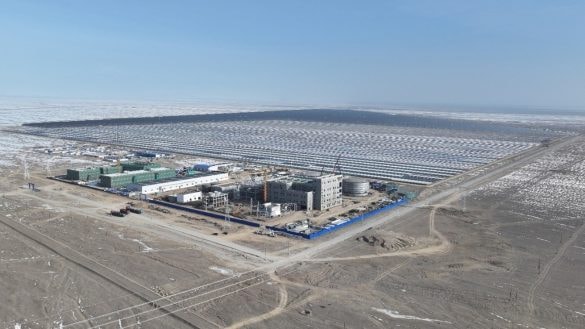 Čína spustila obří solární elektrárnu. Elektřinu vyrábí i dlouho po západu slunce