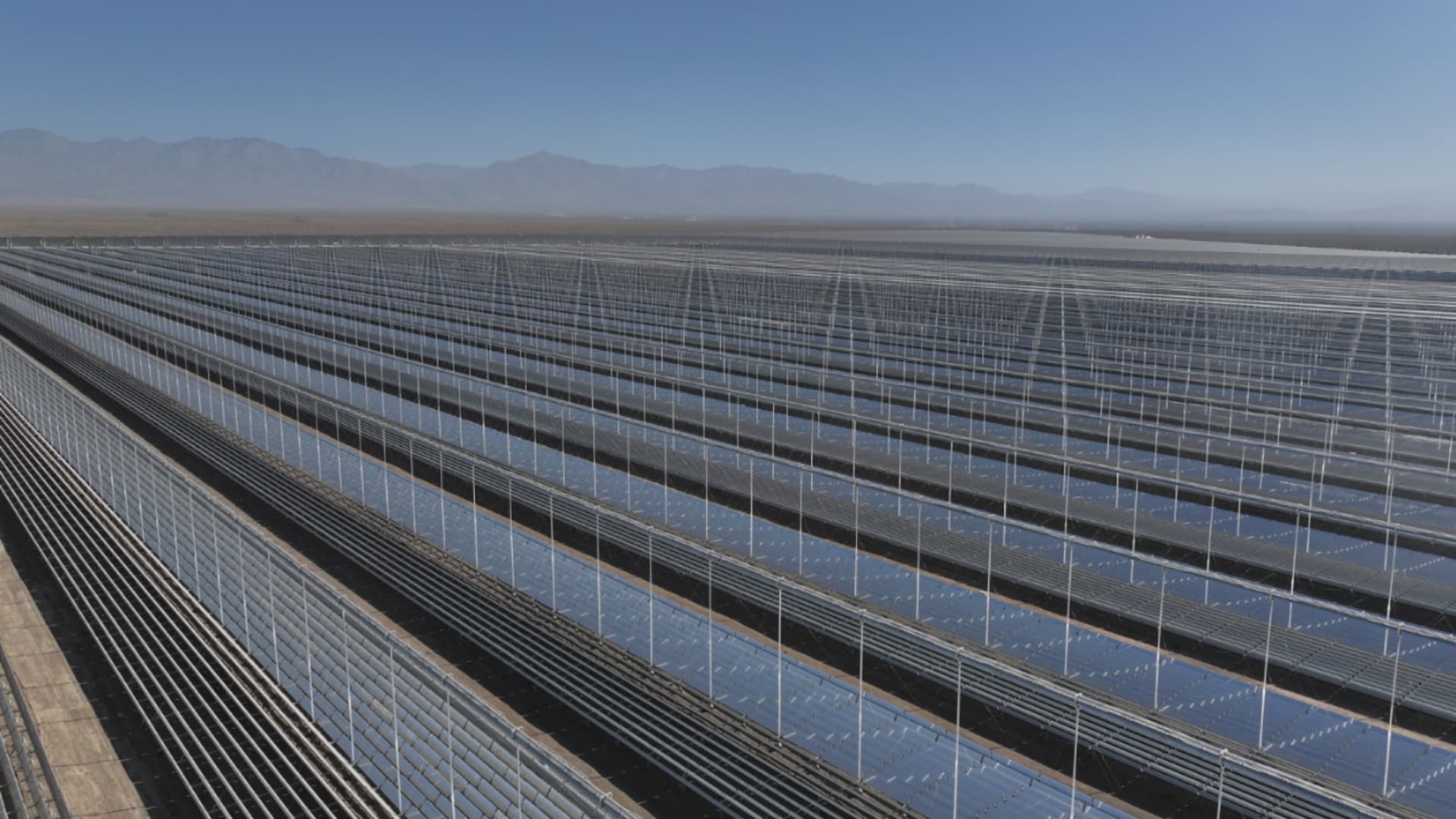 Hybridní solární elektrárna Hami v poušti Gobi | Zdroj: CTG