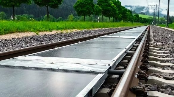 Švýcaři uspěli. Solární panely mezi kolejemi zvládly už 11 tisíc průjezdů vlaků