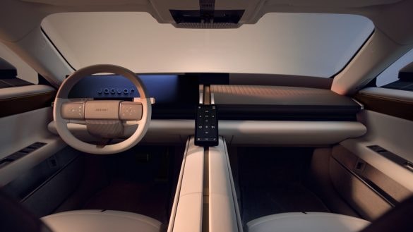 Nový Jaguar Type 01 ukázal interiér. Sedadla odděluje obří středová konzole