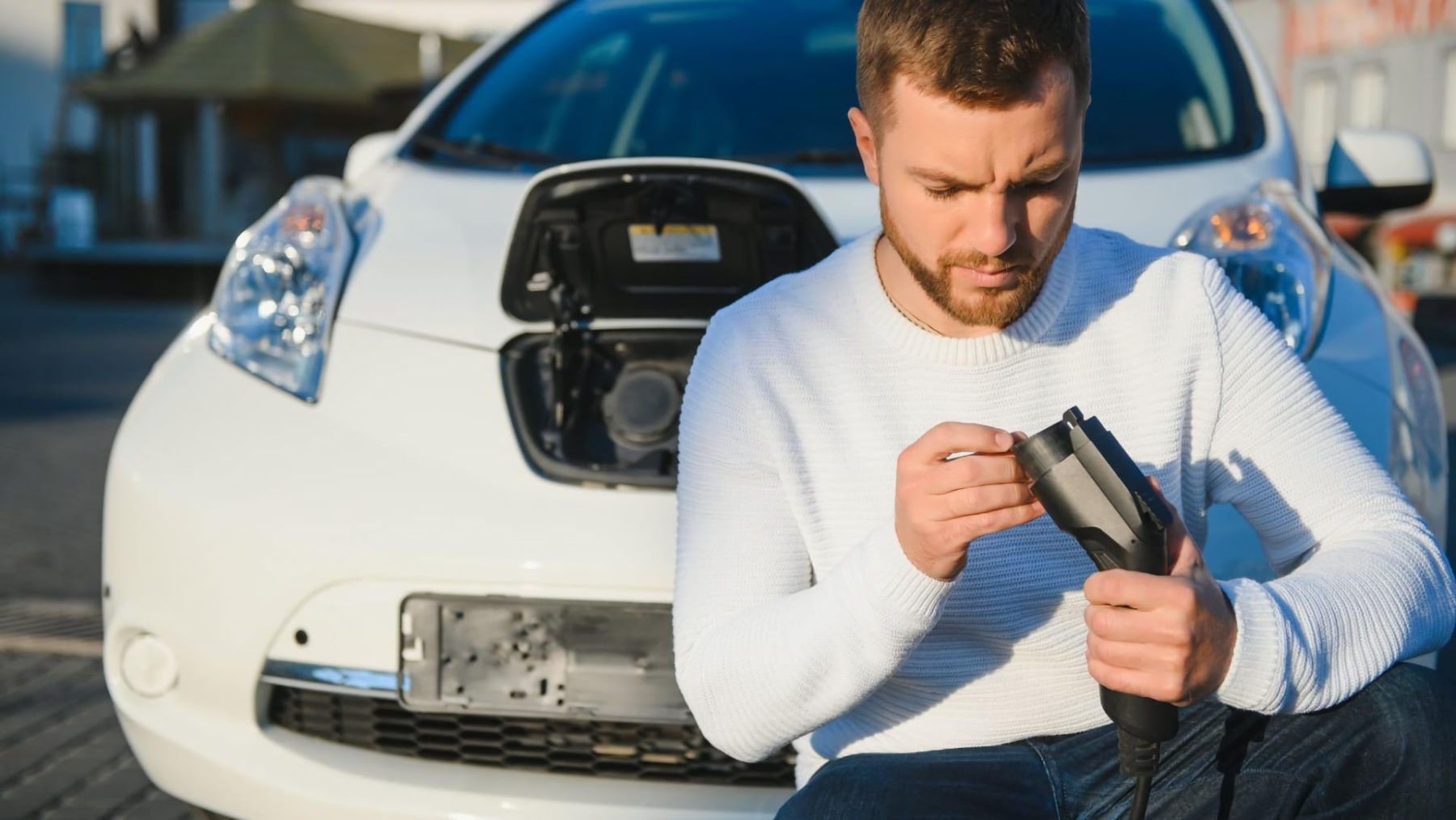 Nabíjení elektromobilu | Zdroj: Magnific.com