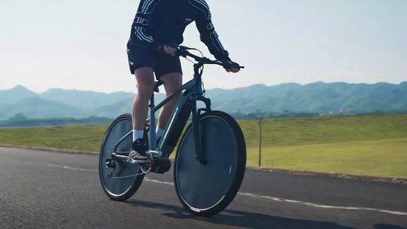 Solární panely má v kolech. Nové elektrokolo slibuje dojezd až 225 kilometrů