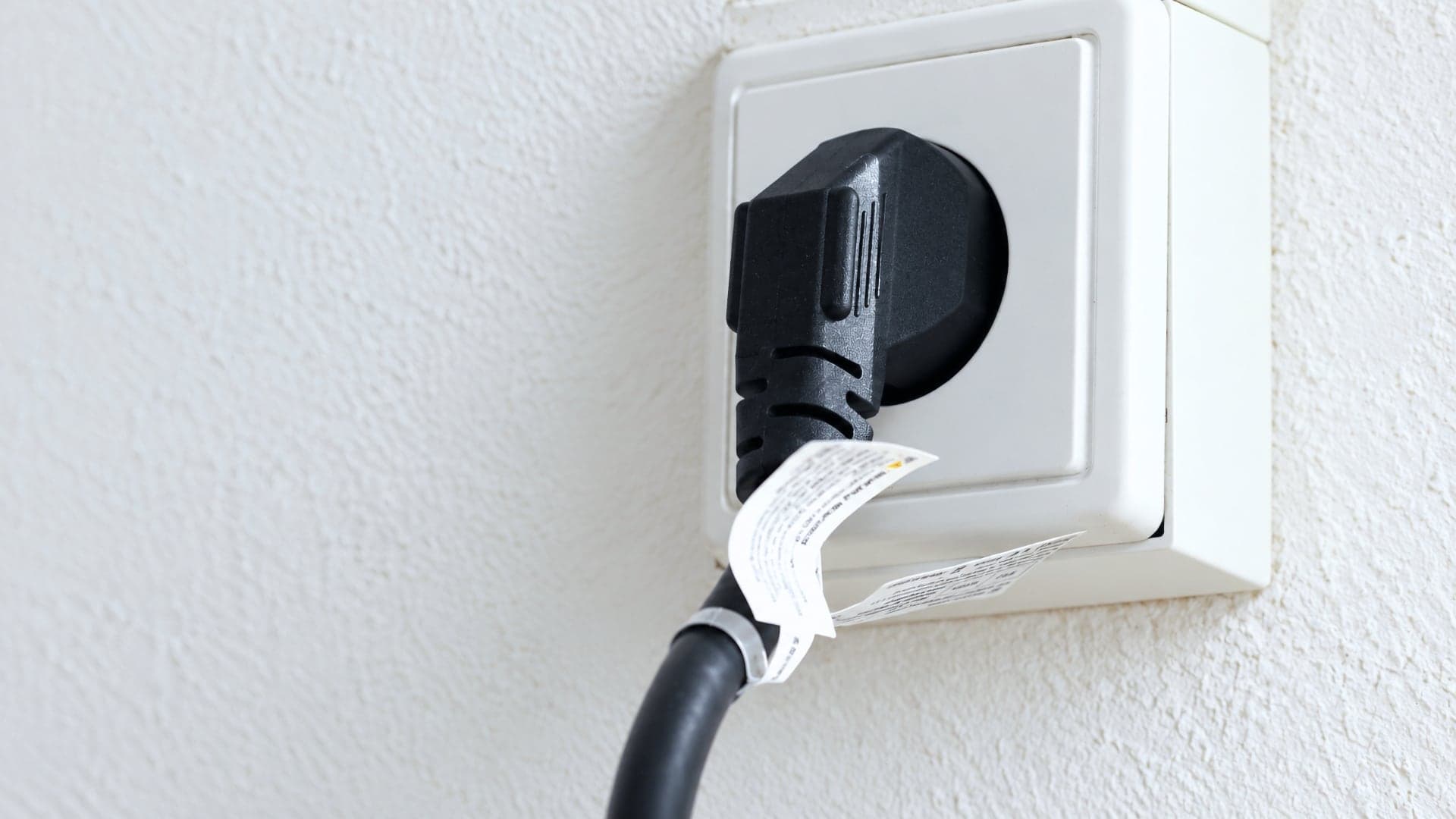 dé mobilní EV nabíječka pro elektromobily, kabel připojený do běžné zásuvky | Zdroj: Luboš Srb