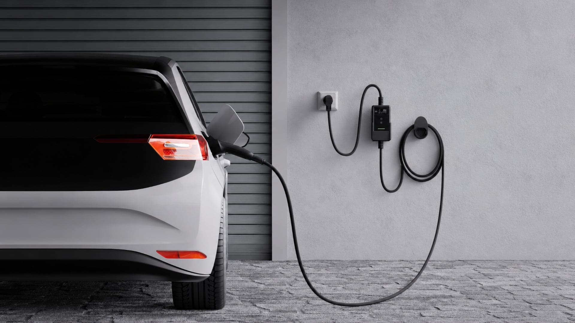 Mobilní EV nabíječka pro elektromobily a plug-in hybridy umístěná na zdi | Zdroj: dé