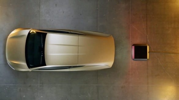 Tesla chce nabíjet auta bez kabelu. Nový patent řeší nenápadný problém