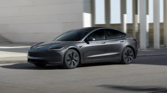 Tesla Model 3 dostává větší displej a umí napájet spotřebiče. Cena zůstala stejná