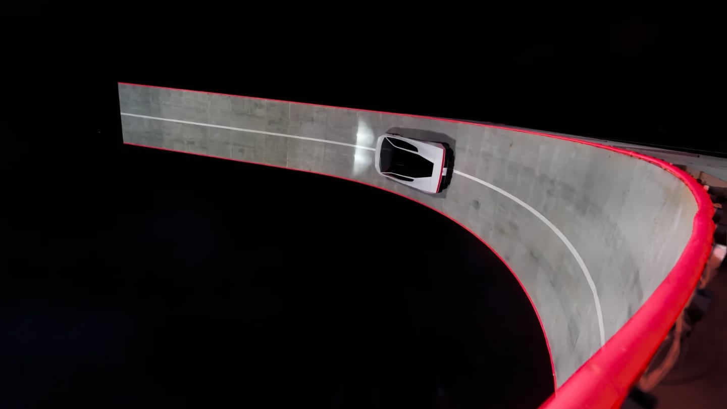 Tesla Roadster 2 na „Hot Wheels“ rampě při představení vozu | Zdroj: Tesla