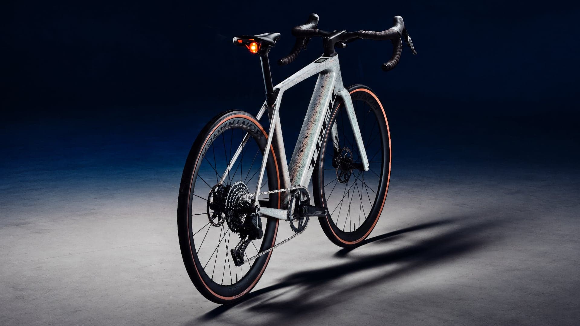 Trek Domane+ SL, zezadu | Zdroj: Trek